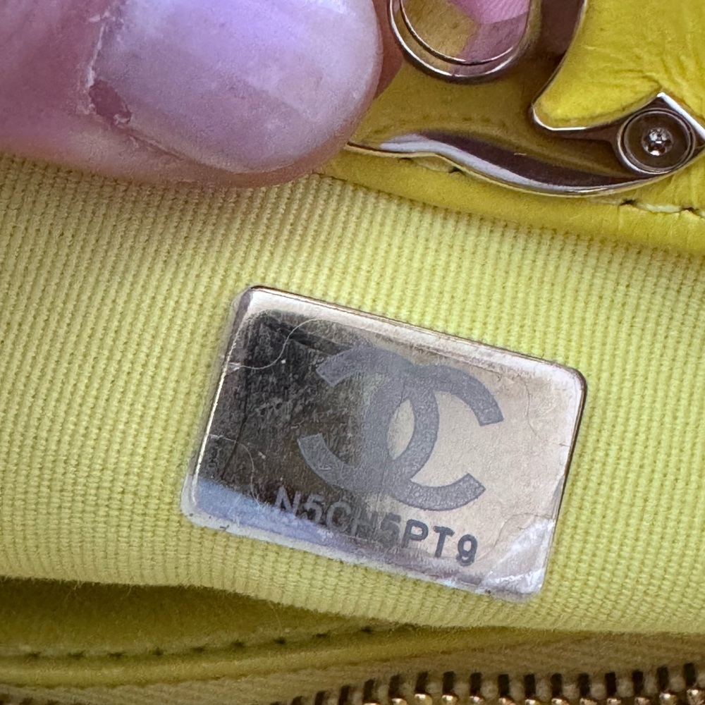 CHANEL Bright Yellow Accessory - Picture 4 of 4